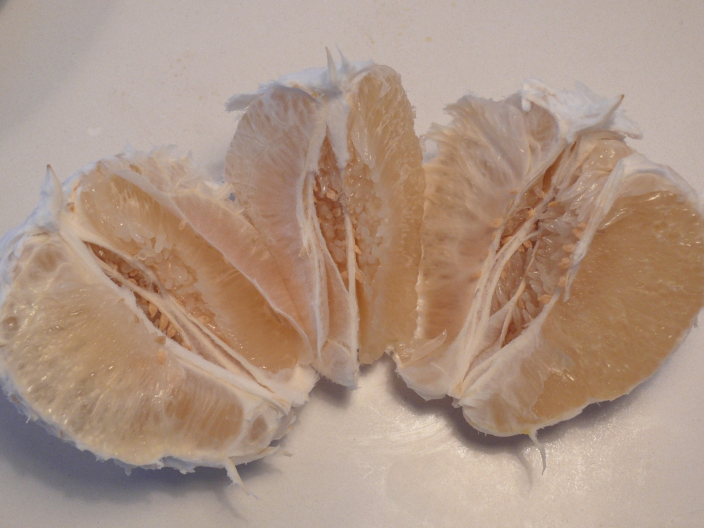 Wie isst man eine Pomelo?